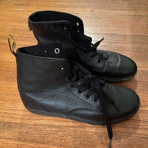 Dr. Martens- Leyton